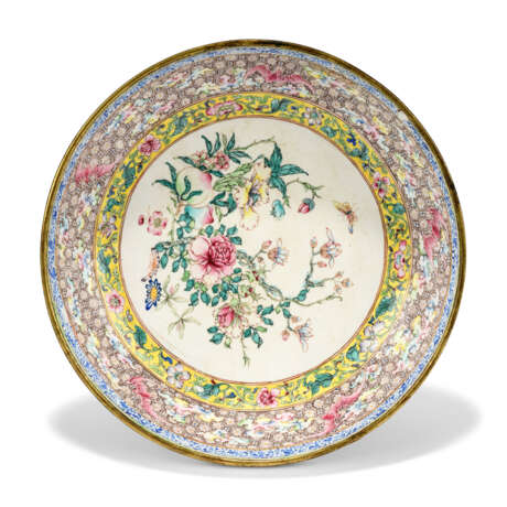A CHINESE PAINTED ENAMEL SAUCER-SHAPED DISH - фото 5