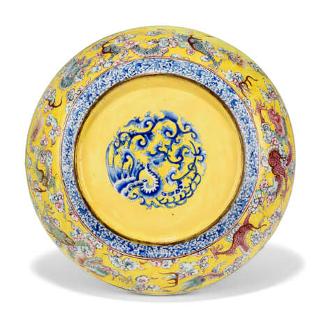 A CHINESE PAINTED ENAMEL SAUCER-SHAPED DISH - Foto 6