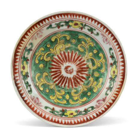 A CHINESE PAINTED ENAMEL SAUCER-SHAPED DISH - фото 7