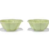 A PAIR OF CHINESE OPAQUE PALE GREENISH-WHITE GLASS BOWLS - Foto 1