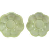 A PAIR OF CHINESE OPAQUE PALE GREENISH-WHITE GLASS BOWLS - Foto 2