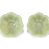 A PAIR OF CHINESE OPAQUE PALE GREENISH-WHITE GLASS BOWLS - Foto 3