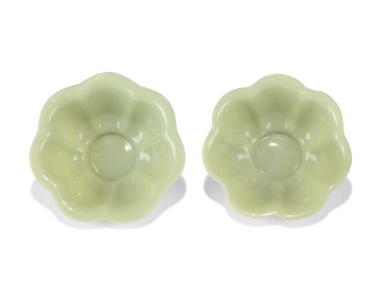 A PAIR OF CHINESE OPAQUE PALE GREENISH-WHITE GLASS BOWLS - photo 3