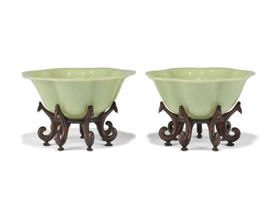 A PAIR OF CHINESE OPAQUE PALE GREENISH-WHITE GLASS BOWLS - photo 4