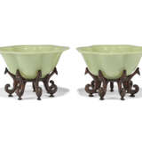A PAIR OF CHINESE OPAQUE PALE GREENISH-WHITE GLASS BOWLS - фото 4