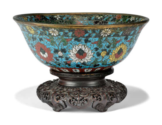 A CHINESE CLOISONNE ENAMEL TURQUOISE-GROUND BOWL - фото 2