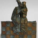 Unbekannter akademischer Künstler, Bronze - Plastik eines Schach - Königs, die Schach - Dame küssend - Foto 1