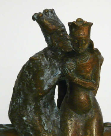 Unbekannter akademischer Künstler, Bronze - Plastik eines Schach - Königs, die Schach - Dame küssend - Foto 2