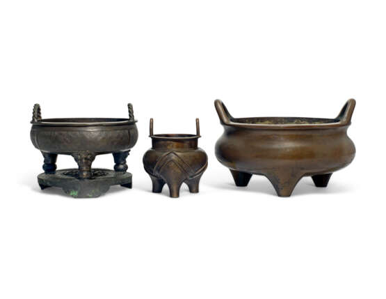 A GROUP OF THREE CHINESE TWIN-HANDLED BRONZE TRIPOD CENSERS - фото 1