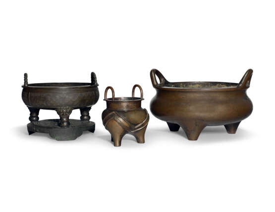 A GROUP OF THREE CHINESE TWIN-HANDLED BRONZE TRIPOD CENSERS - фото 2