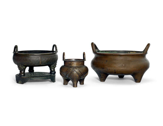 A GROUP OF THREE CHINESE TWIN-HANDLED BRONZE TRIPOD CENSERS - фото 3