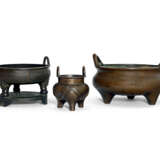A GROUP OF THREE CHINESE TWIN-HANDLED BRONZE TRIPOD CENSERS - Foto 3