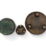 A GROUP OF THREE CHINESE TWIN-HANDLED BRONZE TRIPOD CENSERS - Foto 4