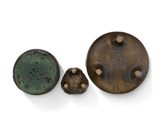 A GROUP OF THREE CHINESE TWIN-HANDLED BRONZE TRIPOD CENSERS - фото 4