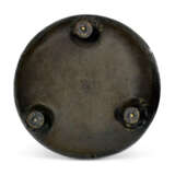A GROUP OF THREE CHINESE TWIN-HANDLED BRONZE TRIPOD CENSERS - Foto 5