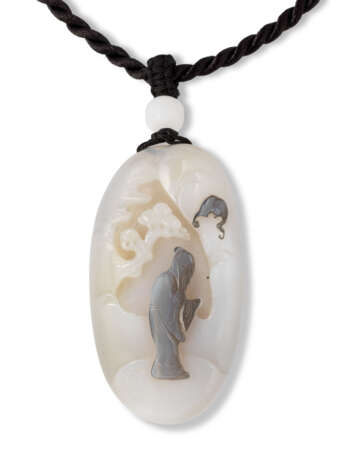 A LARGE CHINESE AGATE 'SCHOLAR' PENDANT AND AN AGATE 'MONKEY' CARVING - photo 1