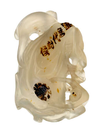 A LARGE CHINESE AGATE 'SCHOLAR' PENDANT AND AN AGATE 'MONKEY' CARVING - photo 3
