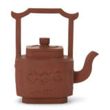 A CHINESE YIXING RED POTTERY TEAPOT - фото 2