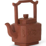 A CHINESE YIXING RED POTTERY TEAPOT - Foto 3