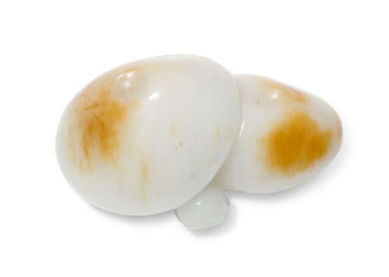 A CHINESE WHITE AND RUSSET JADE 'MUSHROOMS' GROUP - Foto 2