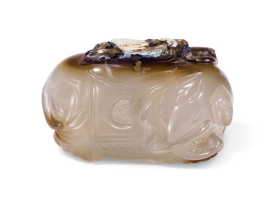 A CHINESE AGATE CARVING OF AN ELEPHANT - фото 1