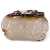 A CHINESE AGATE CARVING OF AN ELEPHANT - Foto 1