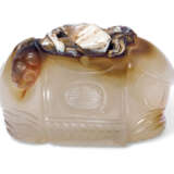 A CHINESE AGATE CARVING OF AN ELEPHANT - photo 2