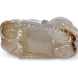 A CHINESE AGATE CARVING OF AN ELEPHANT - фото 3