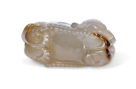 A CHINESE AGATE CARVING OF AN ELEPHANT - фото 3