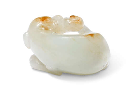 A SMALL CHINESE WHITE JADE DOG CARVING - Foto 2