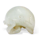 A SMALL CHINESE WHITE JADE DOG CARVING - Foto 3