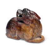 A SMALL CHINESE RUSSET JADE 'MYTHICAL BEAST' CARVING - Foto 1