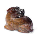A SMALL CHINESE RUSSET JADE 'MYTHICAL BEAST' CARVING - Foto 2