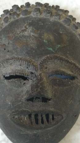 Antike Bronzene Maske Kongo um 1900-1910 Sehr selten! Edelsteine Applikation British Empire Mythologische Malerei 1910 - Foto 3