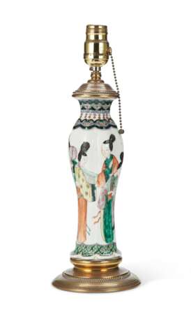 CHINESE PORCELAIN FAMILLE VERTE VASE, MOUNTED AS A LAMP - фото 1