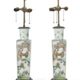 PAIR OF CHINESE PORCELAIN FAMILLE VERTE VASES, MOUNTED AS LAMPS - Foto 2