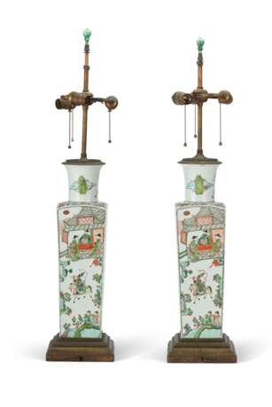 PAIR OF CHINESE PORCELAIN FAMILLE VERTE VASES, MOUNTED AS LAMPS - Foto 3