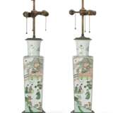 PAIR OF CHINESE PORCELAIN FAMILLE VERTE VASES, MOUNTED AS LAMPS - Foto 4