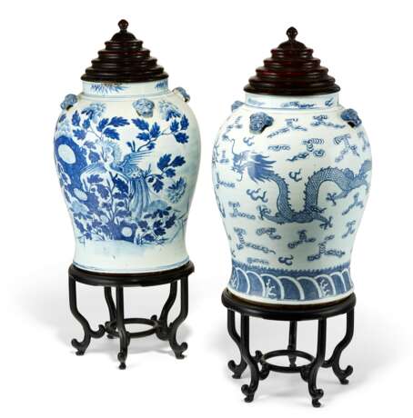 TWO CHINESE BLUE AND WHITE PORCELAIN LARGE JARS - photo 1