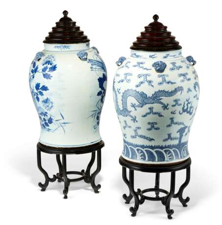 TWO CHINESE BLUE AND WHITE PORCELAIN LARGE JARS - фото 2