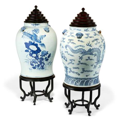 TWO CHINESE BLUE AND WHITE PORCELAIN LARGE JARS - photo 3