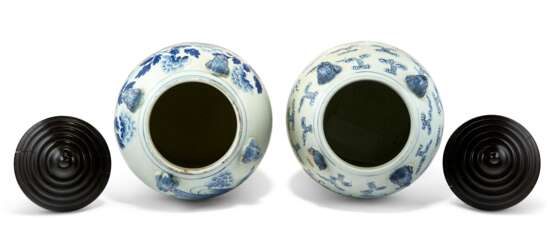 TWO CHINESE BLUE AND WHITE PORCELAIN LARGE JARS - photo 5
