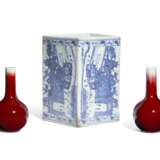 PAIR OF CHINESE PORCELAIN COPPER-RED GLAZED SMALL BOTTLE VASES, AND A CHINESE BLUE AND WHITE PORCELAIN PILLOW - photo 2