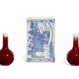 PAIR OF CHINESE PORCELAIN COPPER-RED GLAZED SMALL BOTTLE VASES, AND A CHINESE BLUE AND WHITE PORCELAIN PILLOW - Foto 3