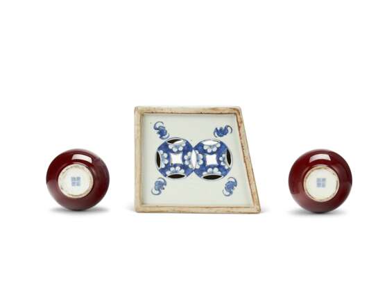 PAIR OF CHINESE PORCELAIN COPPER-RED GLAZED SMALL BOTTLE VASES, AND A CHINESE BLUE AND WHITE PORCELAIN PILLOW - Foto 6