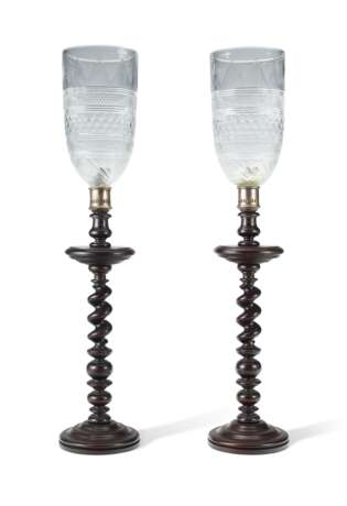 PAIR OF ENGLISH CUT-GLASS PHOTOPHORES - фото 1