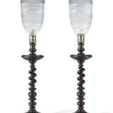 PAIR OF ENGLISH CUT-GLASS PHOTOPHORES - Foto 1