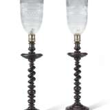 PAIR OF ENGLISH CUT-GLASS PHOTOPHORES - Foto 3