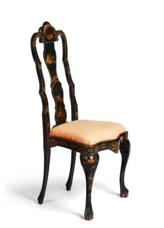 A PAIR OF JAPANNED DUTCH QUEEN ANNE SIDE CHAIRS - Foto 3