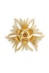 A GOLD 'RAY' BROOCH
